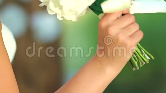 快乐新娘的肖像一位戴着面纱的美丽新娘捧着一束花视频的预览图
