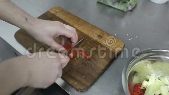 厨师切蔬菜视频的预览图