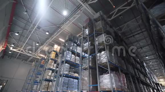 室内仓库货架上不同材料的镜头视频的预览图
