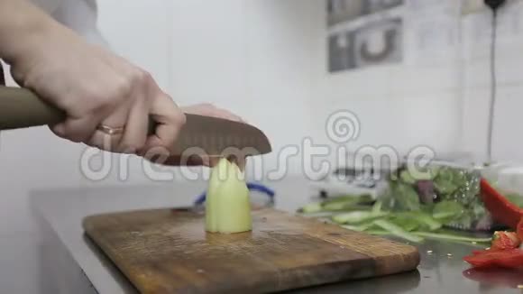 厨师切蔬菜视频的预览图