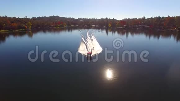 在平静的湖水中在美丽的森林景观中用摩托艇滑水的男性运动员视频的预览图