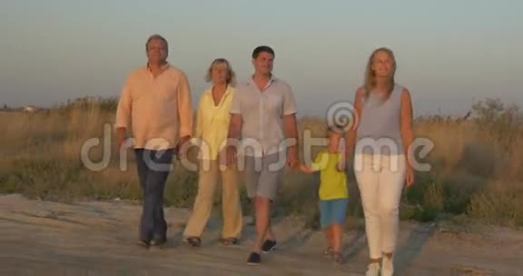 日落时分一家人在乡下散步视频的预览图