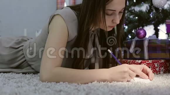 一个年轻女孩给圣诞老人写了封信视频的预览图