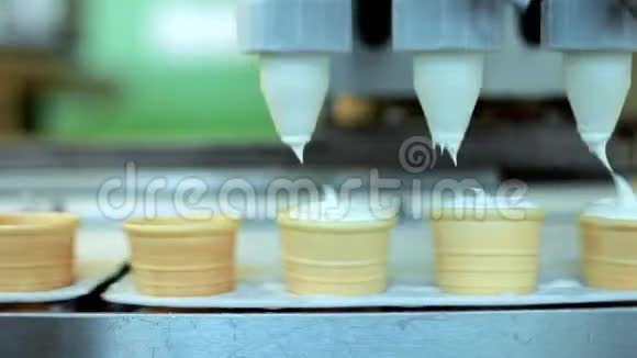冰淇淋倒在华夫饼锥里食品厂自动化生产线视频的预览图