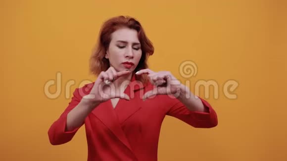 可爱的白种人年轻女人做心脏形状视频的预览图