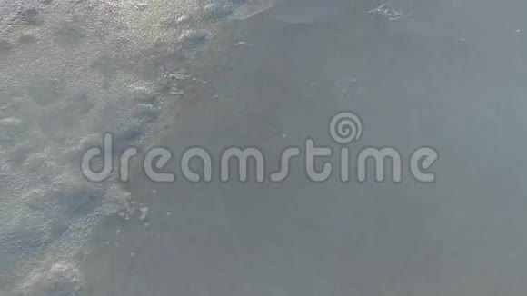 相机在冰面上移动表面覆盖着冰雪太阳光线照在冰上寒冷的冬天视频的预览图