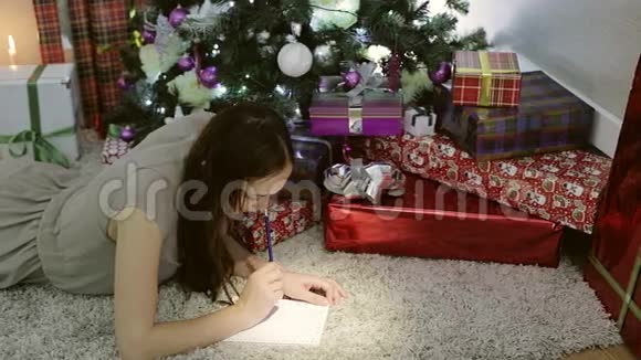 一个穿灰色衣服的女人给圣诞老人写了封信视频的预览图