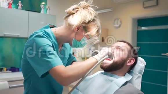 女性牙医检查男性病人的牙齿斯坦迪卡姆视频的预览图