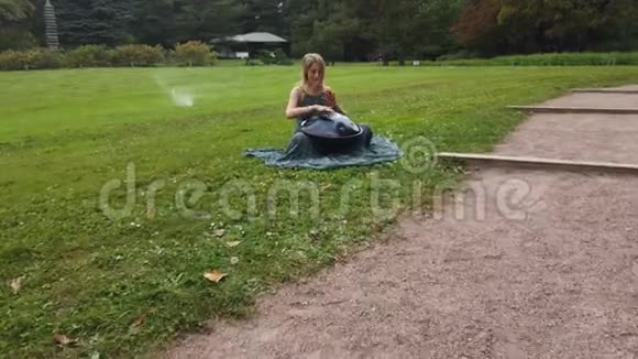 美丽的年轻女子在秋天的公园里玩游戏视频的预览图