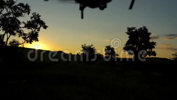 逆天飞行的小型四架直升机剪影视频的预览图