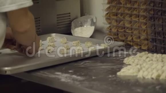 意大利面包师把饼干面团放到托盘上视频的预览图