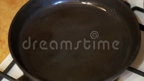 在家庭厨房的煎锅上做煎饼辣椒煎饼慢动作视频的预览图