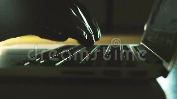 戴黑色手套的人在笔记本电脑键盘上打字黑客偷窃保密间谍概念4K型特写镜头视频的预览图