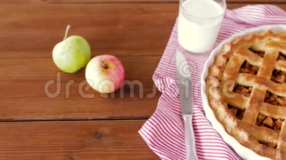 把苹果派和一杯牛奶放在桌子上视频的预览图