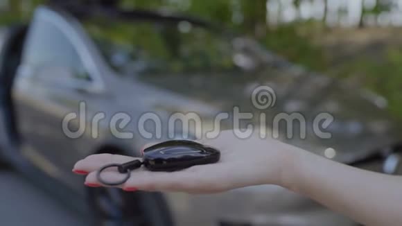豪华电动汽车的汽车钥匙视频的预览图