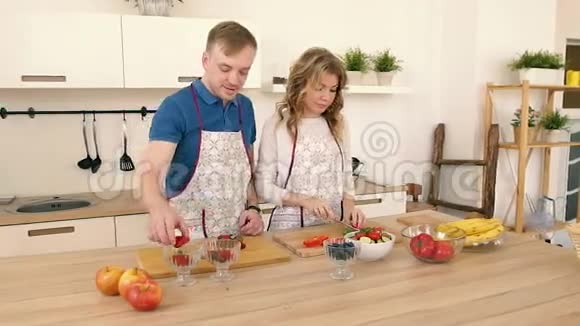 在厨房准备沙拉的情侣肖像视频的预览图