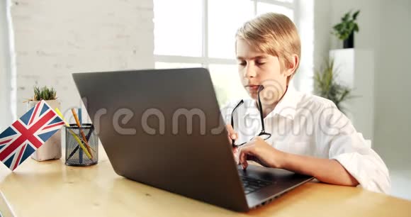 小男孩在笔记本电脑上学习视频的预览图