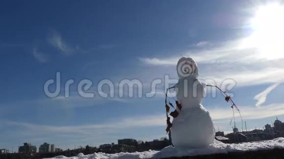 搞笑切弗雪人背景蓝天视频的预览图