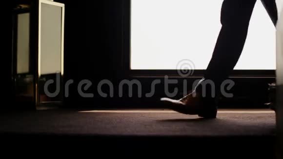 一个人走在背景窗的地毯上视频的预览图
