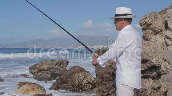 奢侈的渔夫在海里钓到了一条金色的魔法鱼视频的预览图