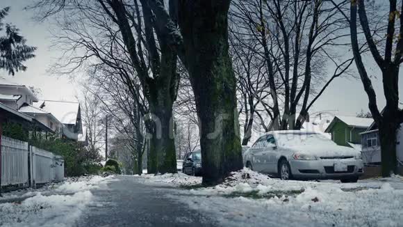 在冬天沿着冰冻的人行道前进视频的预览图