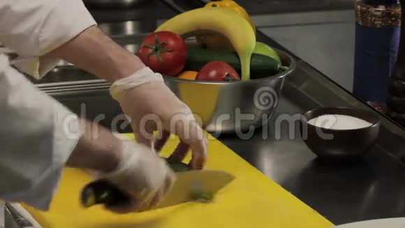 厨师切黄瓜视频的预览图