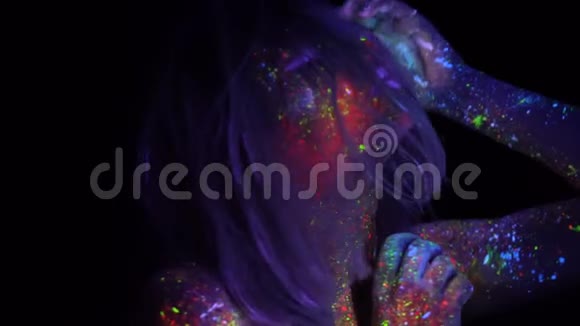 美丽的女人的肖像紫色的头发在霓虹灯下跳舞带有荧光创意迷幻剂的模特女孩视频的预览图