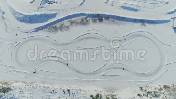 冬车轨道卡丁无人机飞行雪赛4k推车视频的预览图
