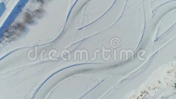 冬车轨道卡丁无人机飞行雪赛4k推车视频的预览图
