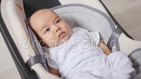 坐在汽车座椅上的新生男婴视频的预览图
