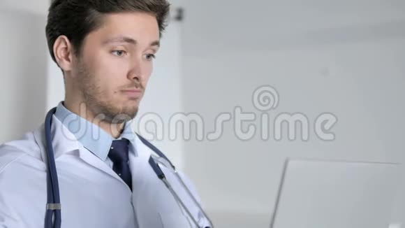 网络视频聊天中医生谈话的特写视频的预览图