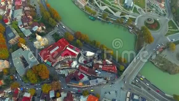 河流穿越第比利斯中心空中视频的预览图