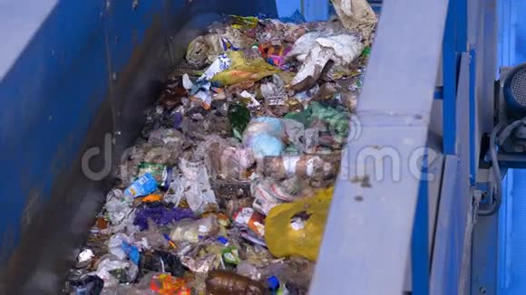 工业垃圾输送机系统垃圾在传送带上移动室内回收工厂视频的预览图
