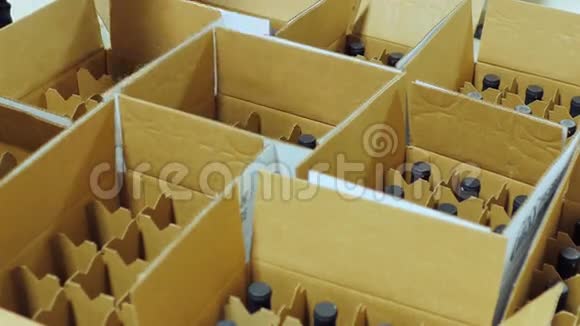 酒瓶放在纸板箱里顶部视图视频的预览图
