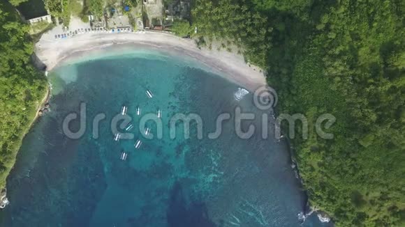 美丽的海湾蔚蓝的海水鸟瞰视频的预览图