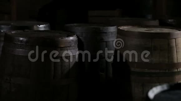 古巴拉哈巴纳朗姆酒厂的旧酒桶视频的预览图
