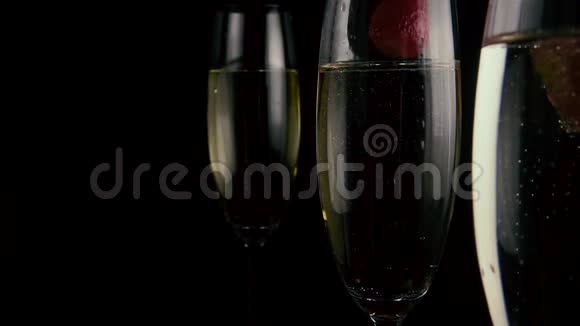 草莓倒在一杯香槟里慢动作视频的预览图