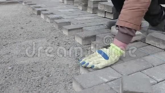 人行道修复砌筑人行道路视频的预览图