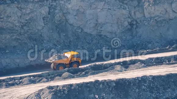 大型黄色卡车在一个石棉矿物采石场运输矿石视频的预览图