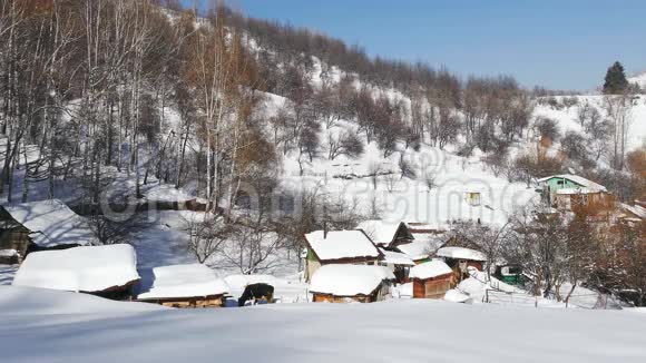 农村冬季降雪村视频的预览图