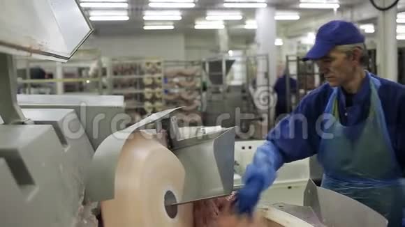 肉糜的制造过程穿制服的工人正在用碎肉填充容器视频的预览图