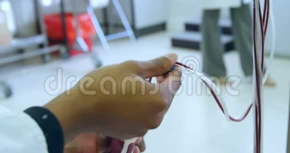 化验员分析血袋4k视频的预览图