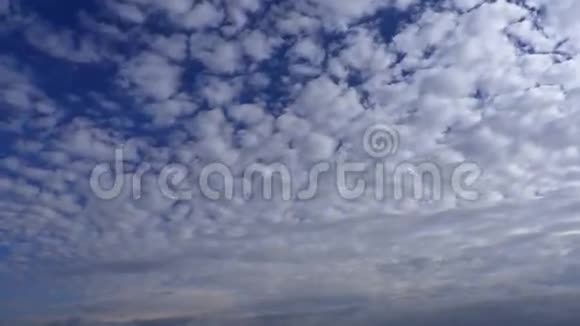 蓝天上的云时光流逝视频的预览图