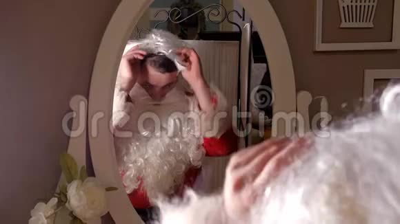 圣诞老人穿上你的西装视频的预览图