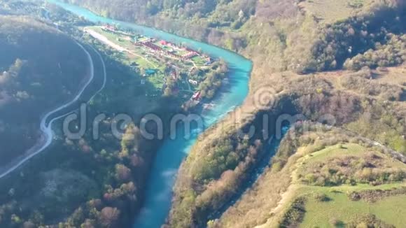 波斯尼亚和黑塞哥维那Drina河的空中景观视频的预览图