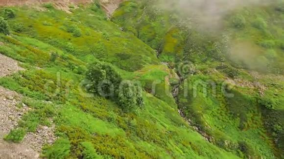 艾布拉岭缆车和小木屋穿过云层克拉斯纳亚罗萨库特滑雪场附近的山脉视频的预览图