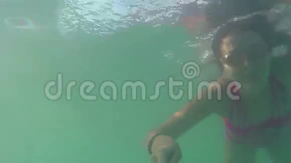 年轻女子在水下游泳视频的预览图