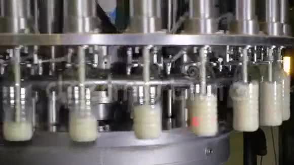 新鲜牛奶倒在自动化生产线上的瓶子里视频的预览图
