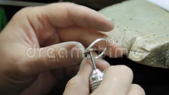 打磨珠宝金戒指珠宝商视频的预览图