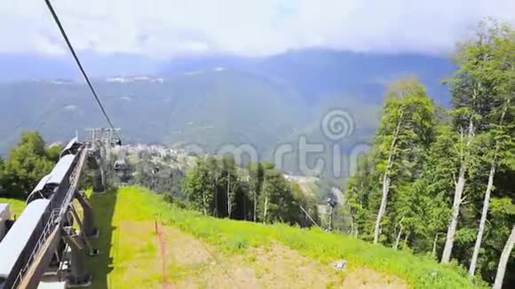 艾布拉岭缆车和小木屋穿过云层克拉斯纳亚罗萨库特滑雪场附近的山脉视频的预览图